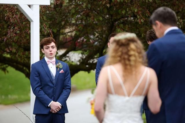 美国19岁男孩身患癌症只能活半年，高中女友决定提前和他结婚