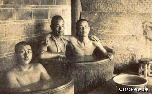 日本鬼子扫荡时，为何见到水缸就兴奋地拉走？原来这才是真相