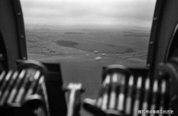 二战老照片1944年英国伞兵自拍照从高空中拍摄