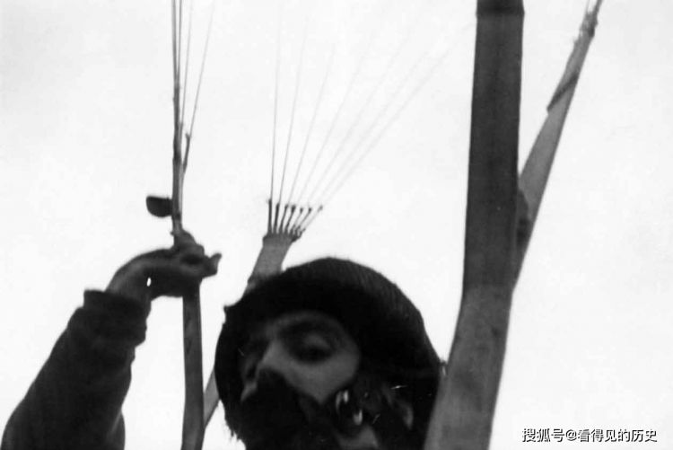 二战老照片1944年英国伞兵自拍照从高空中拍摄