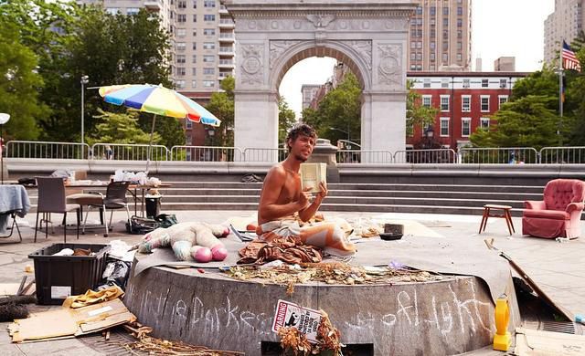 太奇葩！纽约男子霸占曼哈顿景点喷泉数周，有床沙发还架起沙滩伞