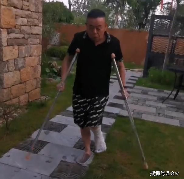 潘阳曝63岁老爸粉碎性骨折！拄拐拍戏步履蹒跚，潘长江回应太催泪
