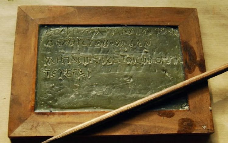 法国考古学家在庞贝城中，发现叫不出名的文物，竟是能写字的宝贝