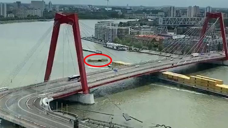 巨大货船撞上荷兰一座大桥桥面集装箱被撞掉落水