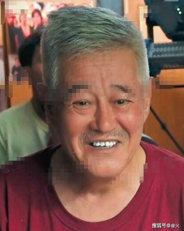 63岁赵本山近况罕曝光，皱纹白发尽显老态，被指操心太多老得快