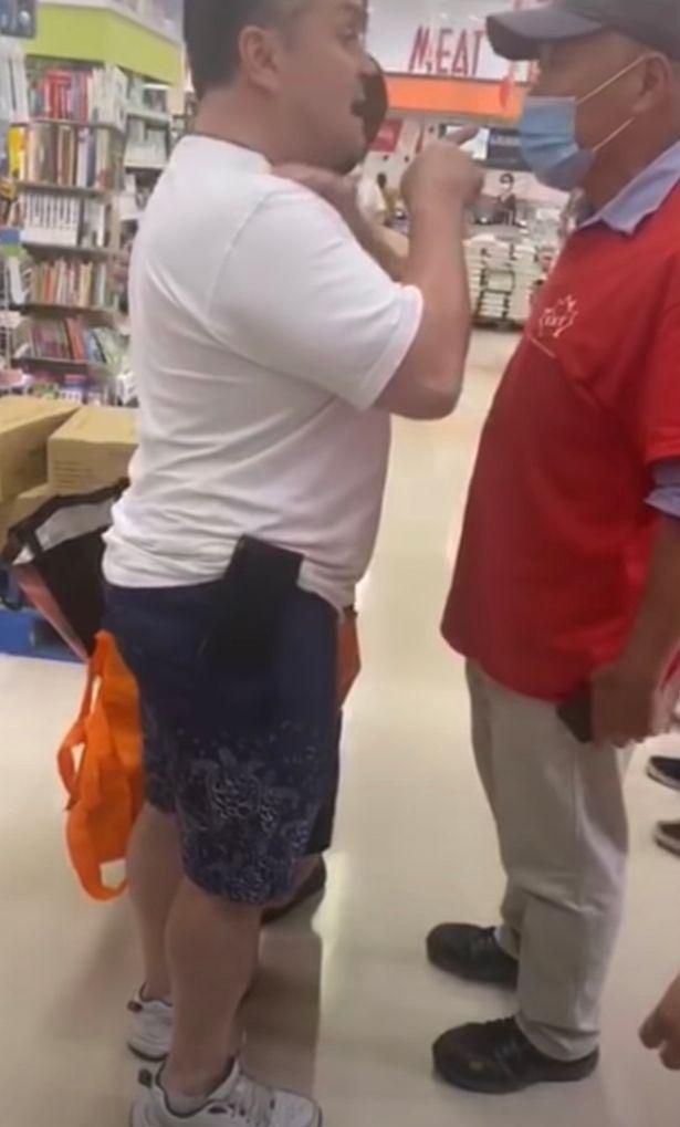 加拿大白人男子超市购物不戴口罩，还冲着华人员工怒吼：滚回中国