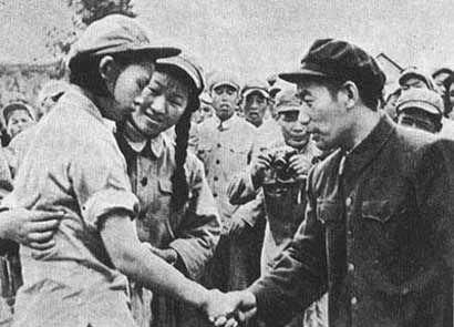 杨文华：抗美援朝唯一的女性俘虏，三年后回国，手捧国旗泪流满面！