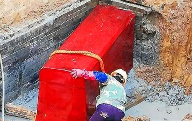 江苏挖出一具红色棺材，距今700年光亮如新，照过X光后专家沉思了