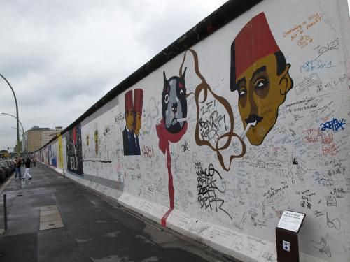 冷战时东德为何修柏林墙，让反对分子跑走不更好？我们想简单了！