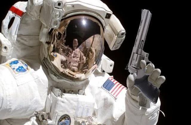 宇航员登陆太空时，带着冲锋枪干什么？