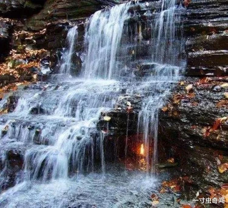 奇闻：千年未曾熄灭的“永恒火焰”，藏于瀑布之中，成因至今成谜