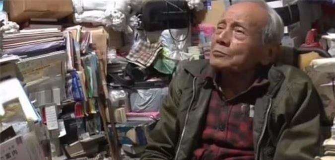 日本76岁光棍：喜欢买杂物，400平房子被塞满，7年没上床睡过觉