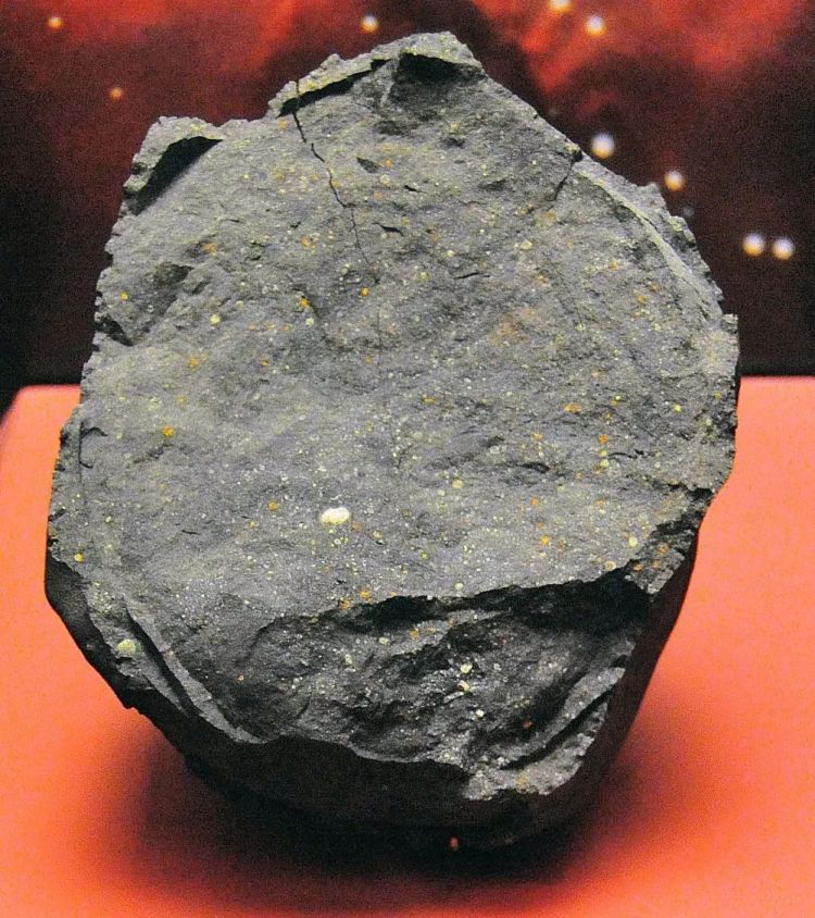 一块奇怪的陨石，科学家意外从中发现70亿年前的宇宙真相