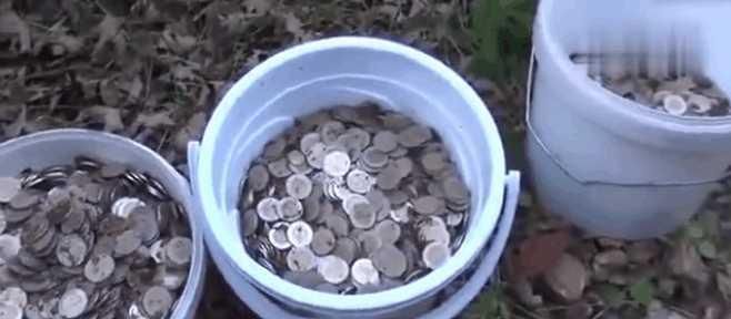 男子跑山上采蘑菇，却捡到三大桶“硬币”，细看之后直接报警