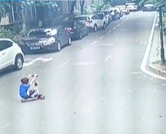 东莞7岁男孩小区道路上低头玩滑板车，被右转SUV两次碾压身亡