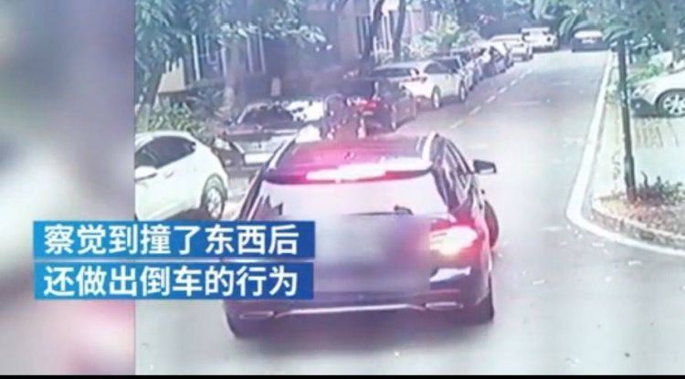 东莞7岁男孩小区道路上低头玩滑板车，被右转SUV两次碾压身亡
