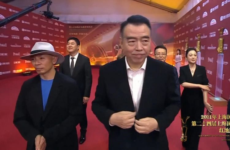 上海电影节红毯：朱一龙憔悴、张天爱忙着凹造型、张译卖力宣传