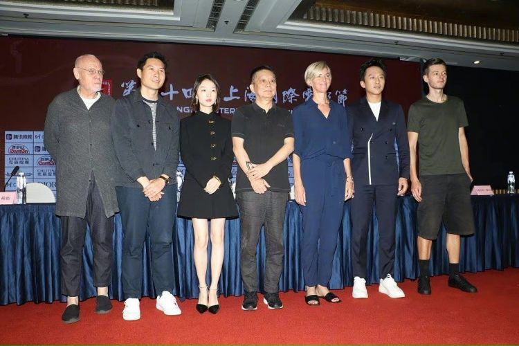 29岁周冬雨成上海电影节评委，7人她最年轻，穿黑裙长腿白到发光