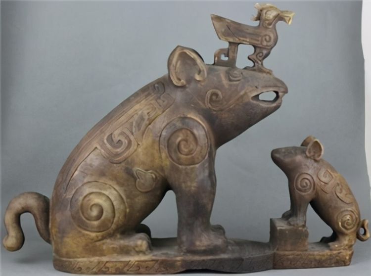 三星堆有件玉器，名叫双猪立鸟器，可是古蜀国时代的猪并不是这样