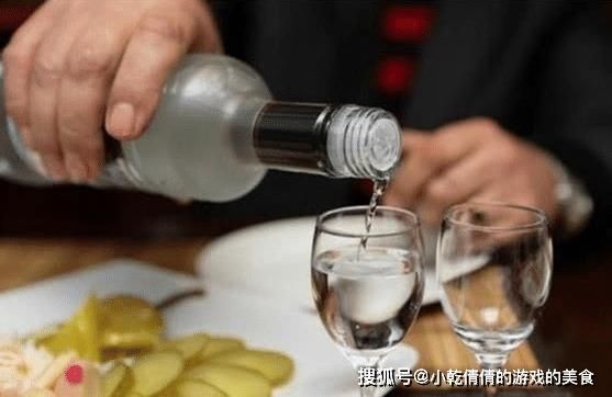 酒精都敢喝的俄罗斯人，为何碰到中国白酒秒怂？得知原因我笑了！