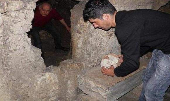 古墓发现1500年前“电灯”，一直亮着未曾熄灭，专家对此无法解释
