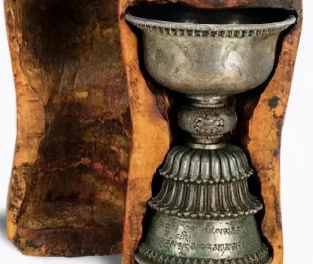 古墓发现1500年前“电灯”，一直亮着未曾熄灭，专家对此无法解释