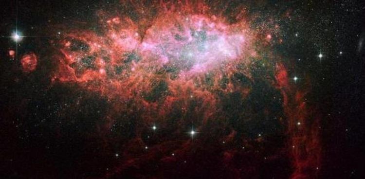 科学家发现新星系，很是奇怪，神似战斗机形状