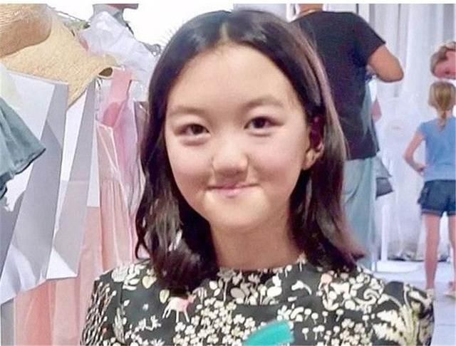 15岁李嫣高调晒生日照片，嘴上疤痕明显，依然自信大秀美貌