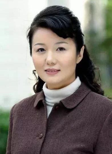 她是著名女艺术家，二婚时嫁杜志国，跟继子杜淳相处令人羡慕！