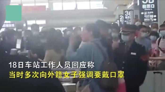 西安一外籍女子拒戴口罩，朝乘客竖中指引冲突！网友：该管管了