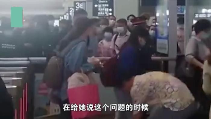 西安一外籍女子拒戴口罩，朝乘客竖中指引冲突！网友：该管管了