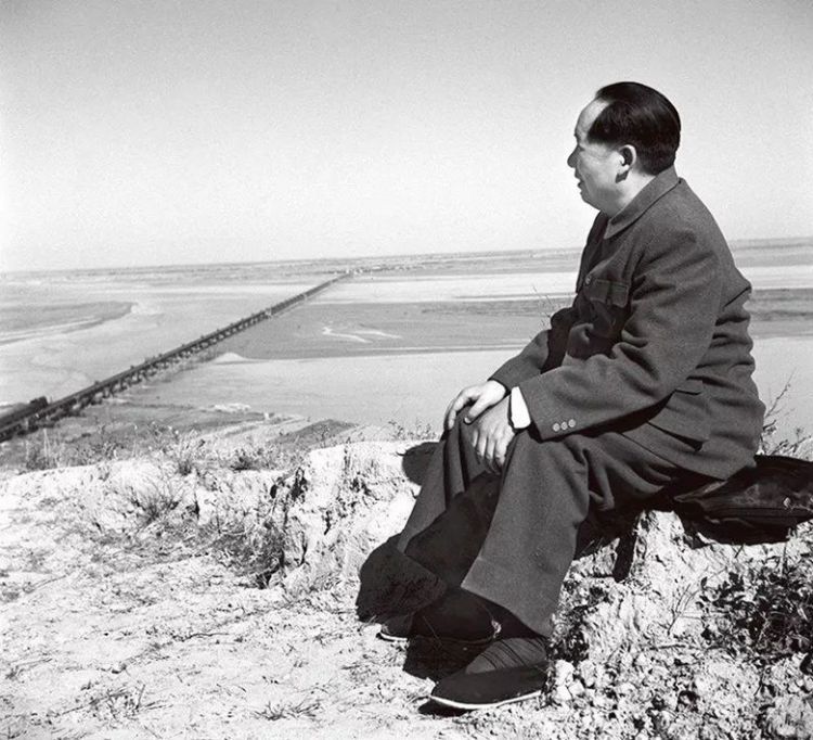52年毛主席视察黄河，六旬老太急忙赶来:毛主席，斯大林来没有哇