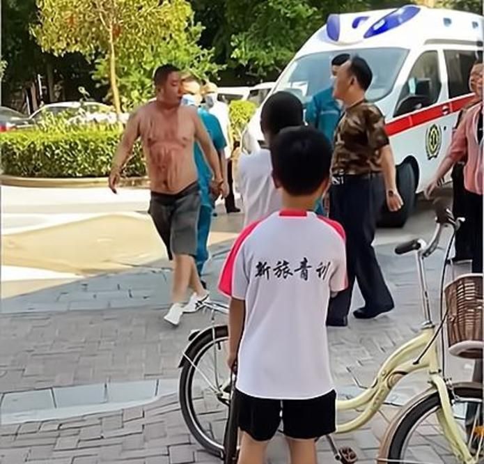 河南一男子自残，救护车来了竟喊“不要管我”，网友：胆太大