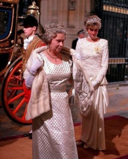 戴安娜嫁到王室很委屈，查尔斯欠她的，在凯特和梅根身上还了回来