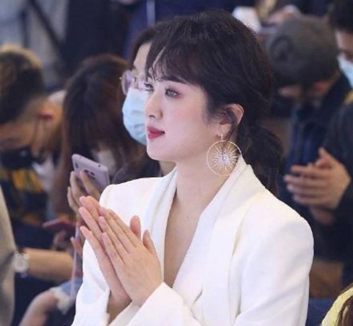 姚安娜新综艺路透，穿露腰上衣出发录《中餐厅5》，获赞本人好看！