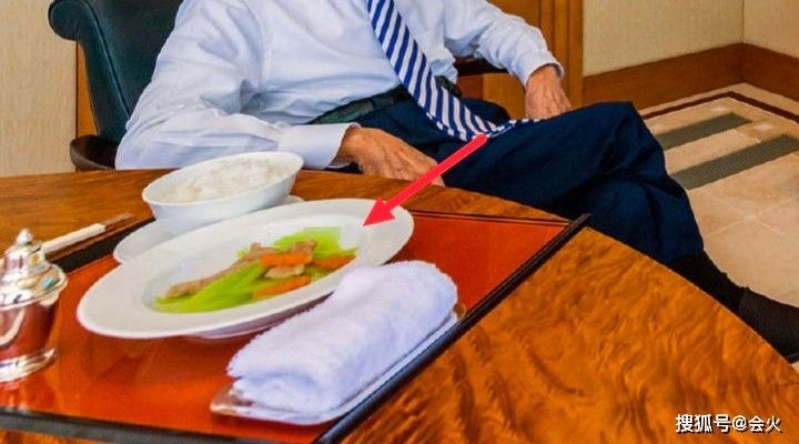 92岁李嘉诚生活照曝光！打扮正式坐豪宅看球赛，吃一碗菜生活简朴