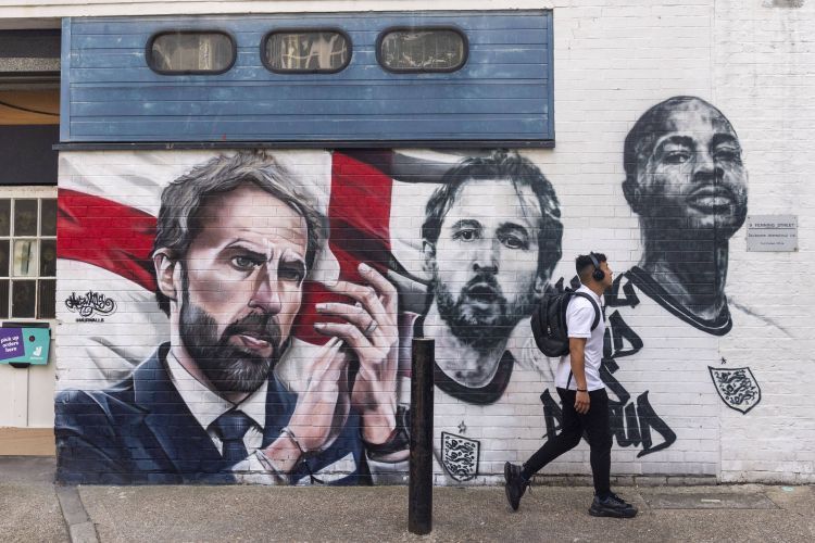 足球——伦敦揭晓纪念英格兰队夺得欧锦赛亚军壁画