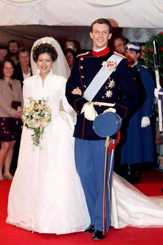 华裔王妃文雅丽：31岁嫁入丹麦王室，40岁抛弃渣男王子，带两儿子改嫁年轻帅哥