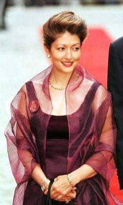 华裔王妃文雅丽：31岁嫁入丹麦王室，40岁抛弃渣男王子，带两儿子改嫁年轻帅哥