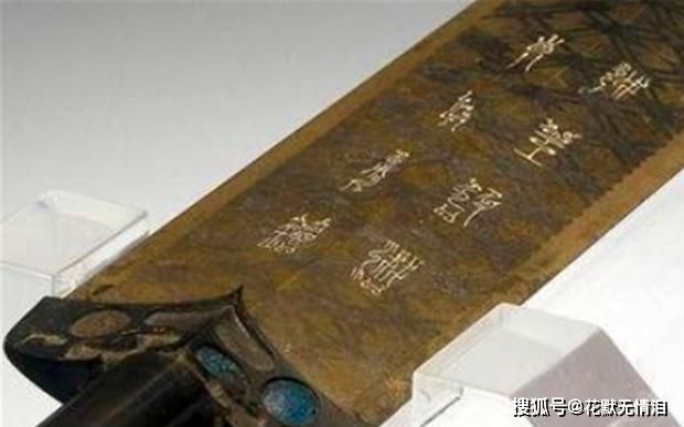 1965年，湖北古墓出土两把宝剑，专家拿起被划伤，上面刻有8个字