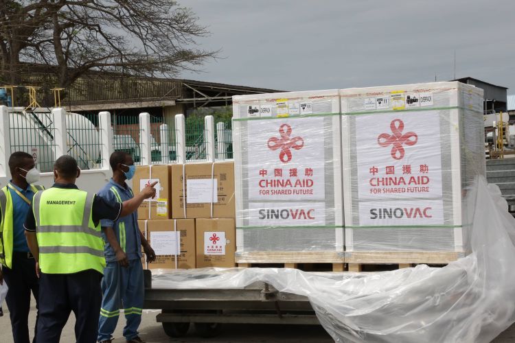 中国援助新冠疫苗运抵坦桑尼亚桑给巴尔