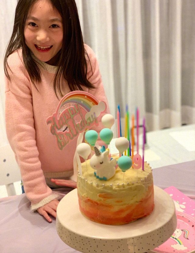 李小鹏为9岁女儿庆生，奥莉穿粉衣咧嘴笑好甜美，脸型太像父亲了