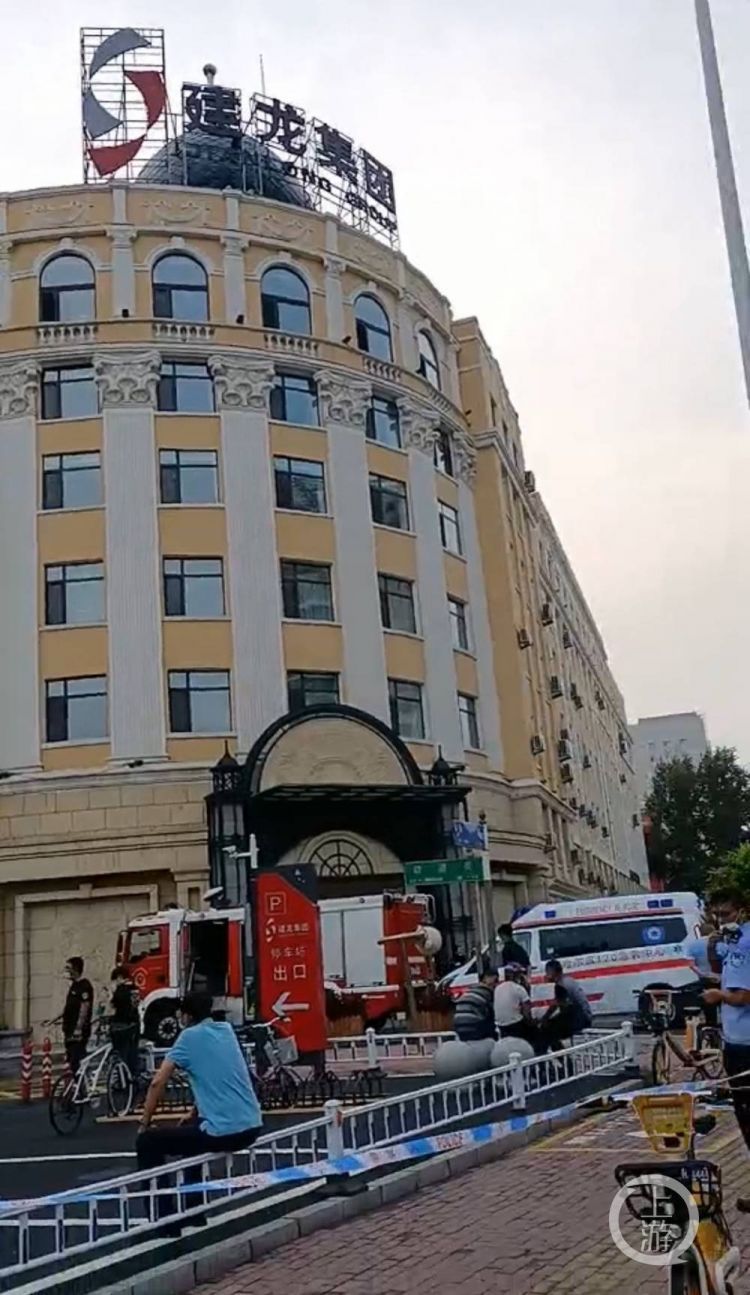 哈尔滨一办公楼顶层坍塌11人被困，搜救出9人中2人遇难