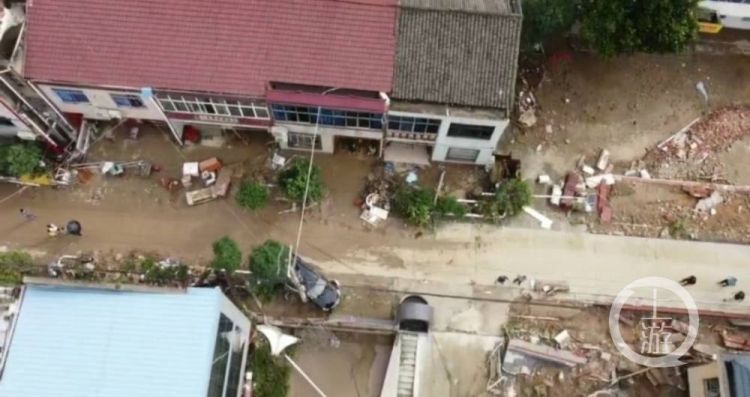 300毫米特大暴雨重创湖北柳林镇：临街一楼全被淹，多家商铺损失惨重