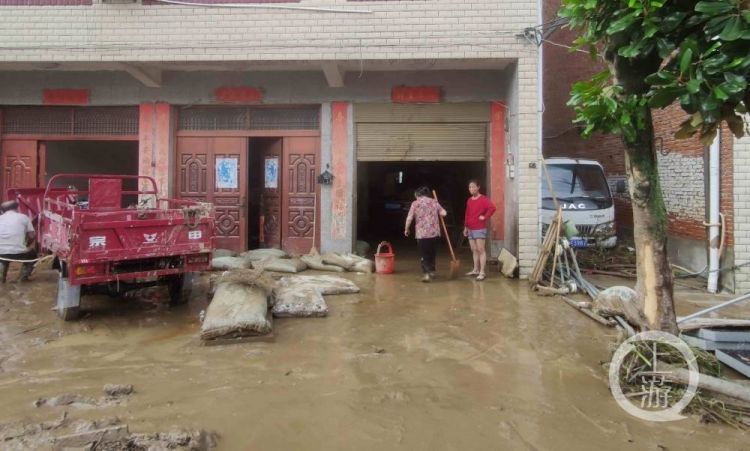 300毫米特大暴雨重创湖北柳林镇：临街一楼全被淹，多家商铺损失惨重