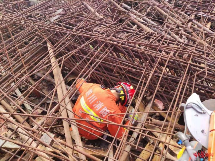 建筑工地钢筋垮塌致1人被埋压 消防两次增援，用5个千斤顶支撑才成功救人