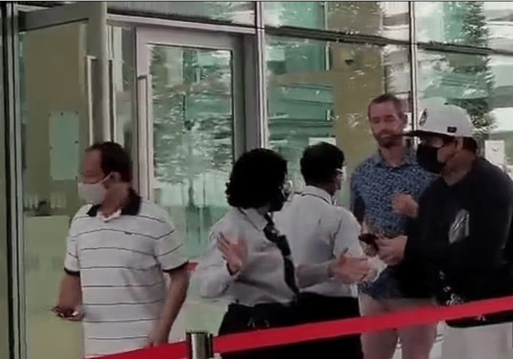 英国一男子在新加坡屡次拒戴口罩还口出狂言被判入狱6周