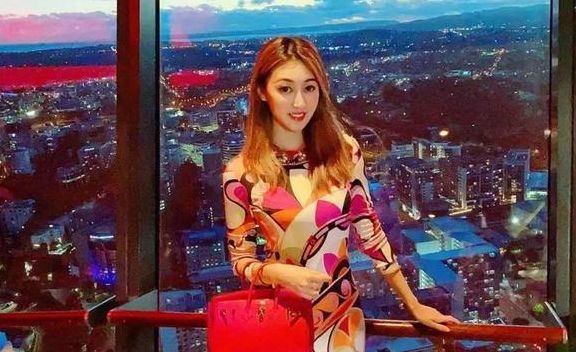 28岁何艳娟与吴志诚离婚一年多，仍过着奢侈生活，包包总价百万