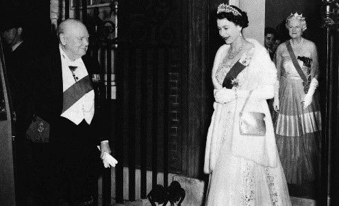 95岁女王的王位，是从伯父那里传来的，为何她和母亲都对此有怨言？