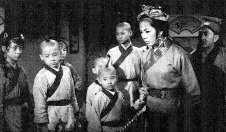 60年前的《大小黄天霸》：洪金宝、成龙、元华等师兄弟第一次合作